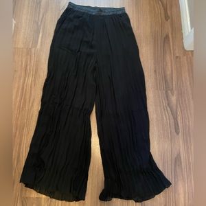 Black pleated flowy pants, size medium